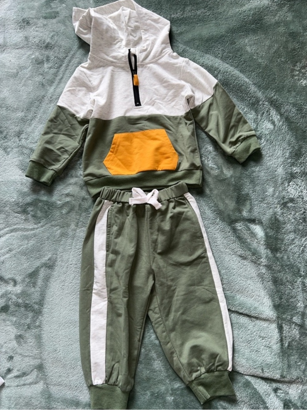 Toddler Boys Two-Piece Hoodie & Jogger Set - Olive, White & Mustard✨New